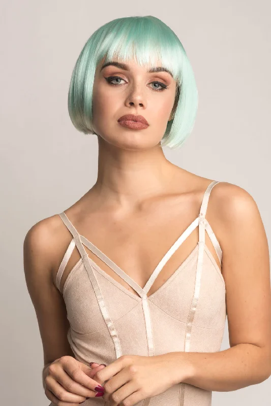 Short wig with auburn highlights for a warm and rich color Turquoise bob wig, with platinum blonde ombre, short and chic: Eunice